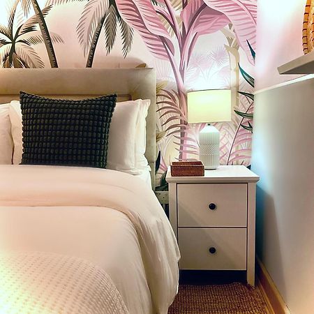 Blush Jungle - Homestay Dublin Bagian luar foto