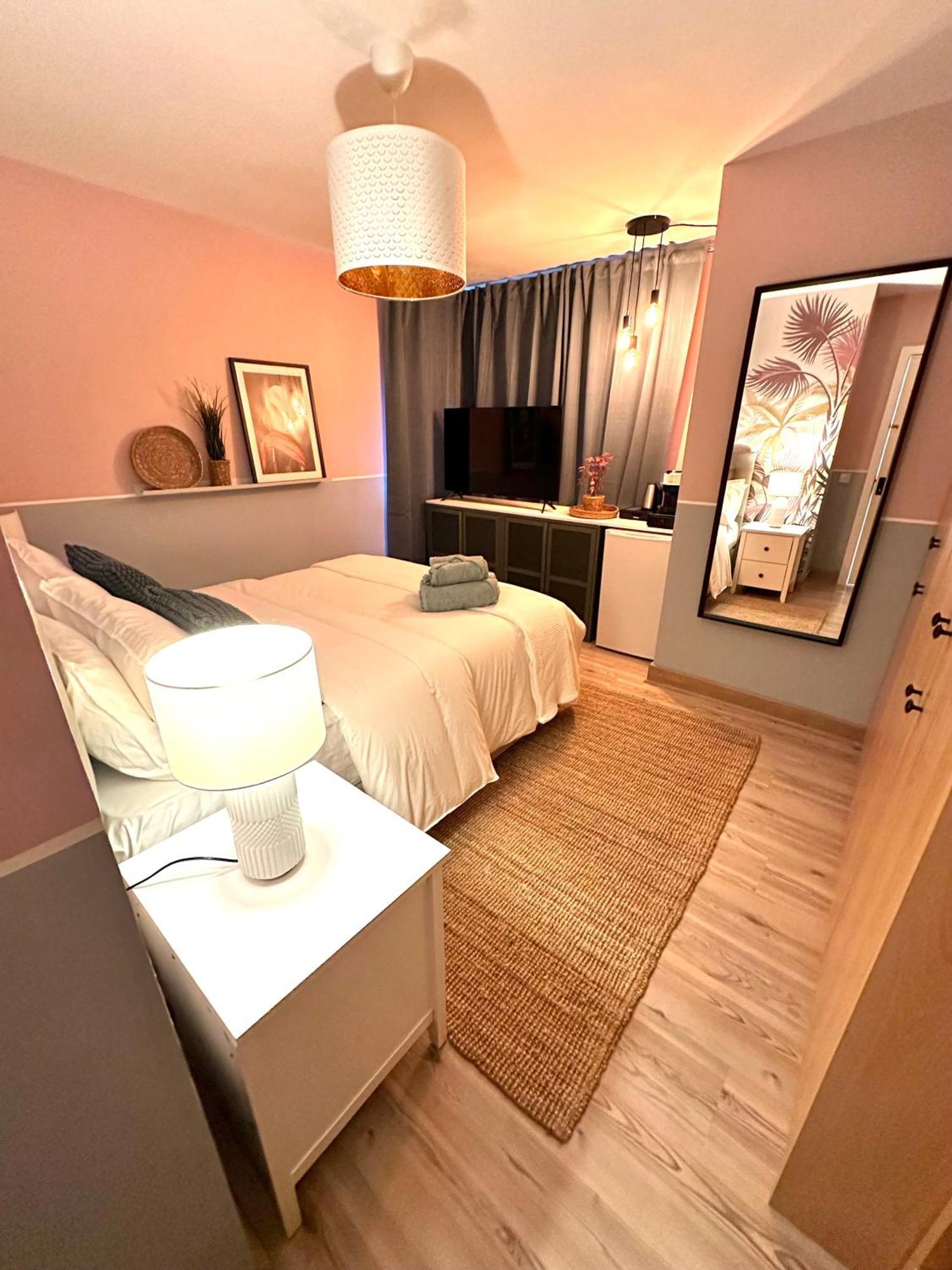 Blush Jungle - Homestay Dublin Bagian luar foto